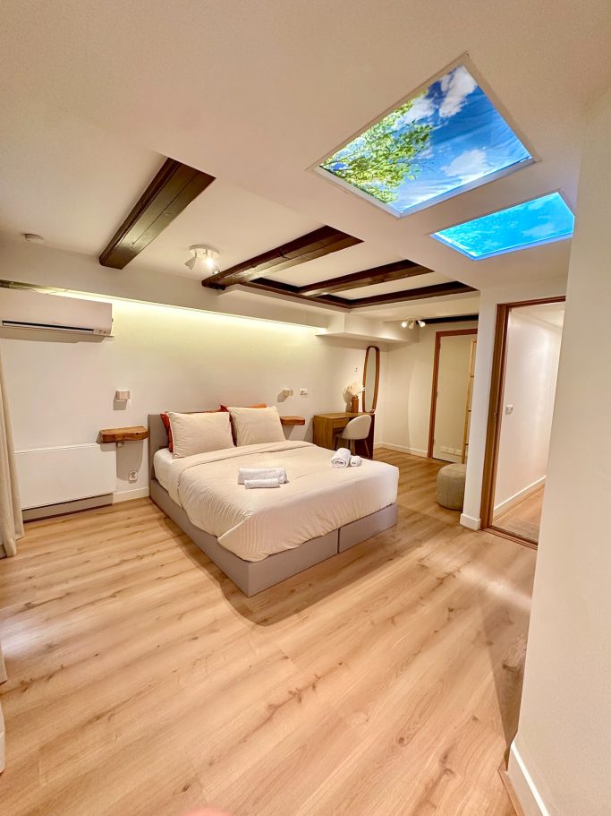 Luxurious Queen Room A&A Patio Suite queen room - Moderne hotelkamer met een tweepersoonsbed en een helder, natuurlijk ogend plafond.