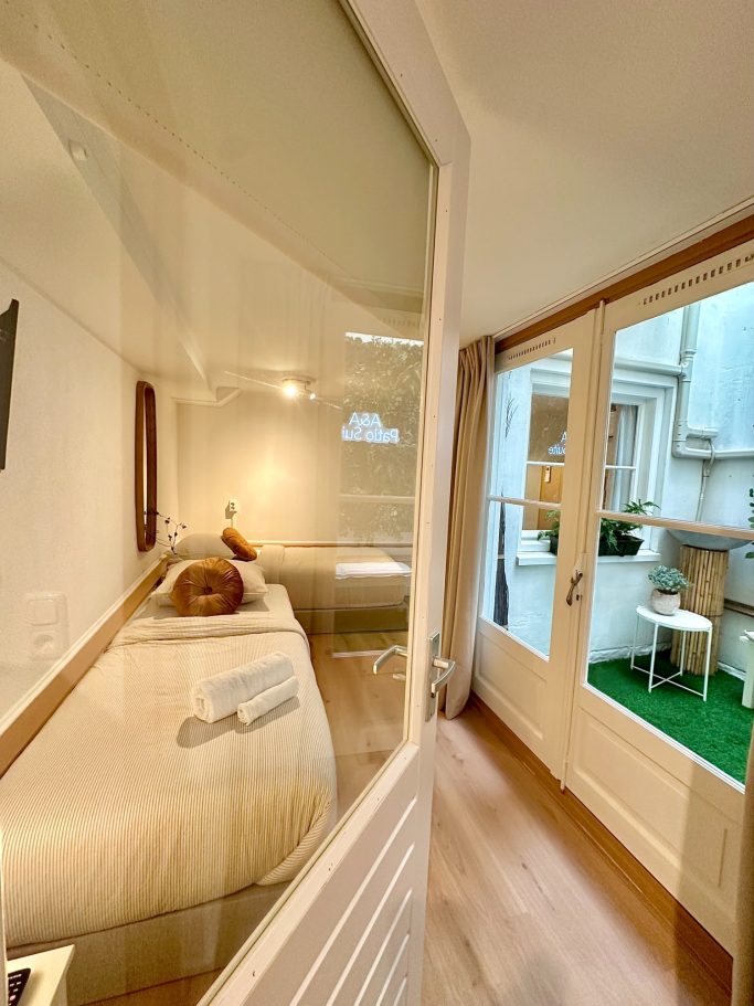 Cozy Twin Room A&A PAtio suite twin room. Sfeervolle kamer met bed, uitzicht op balkon en veel natuurlijk licht.
